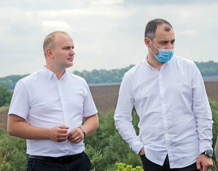 В.о. начальника Служби автодоріг у Тернопільській області Микола Довгошия та голова Укравтодору Олександр Кубраков ознайомлюються з ремонтом дороги